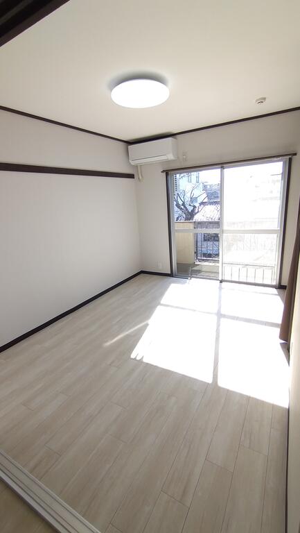 居室・リビング　南向き6帖の明るい洋室です。