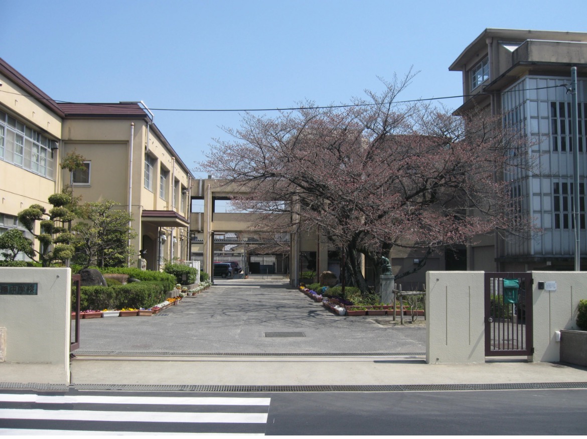 【ラフィーネ城陽駅前の中学校】