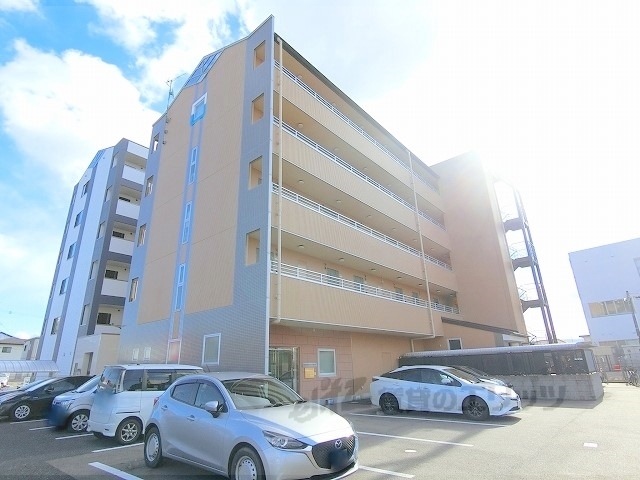 野洲市小篠原のマンションの建物外観