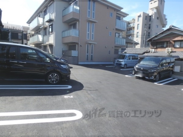 【京都市伏見区日野西風呂町のアパートの駐車場】