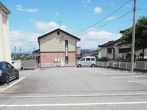 【富山市婦中町長沢のアパートの駐車場】