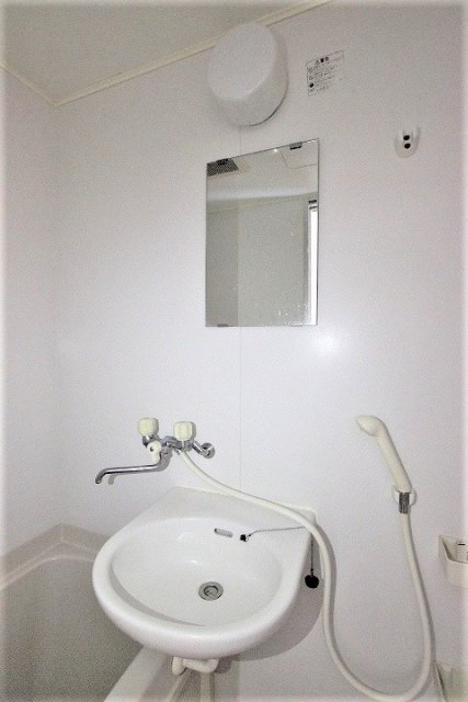 洗面設備　写真は別号室のものです。