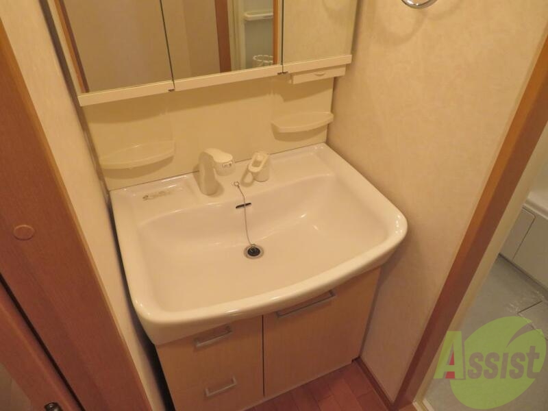 洗面設備　こちらの洗面台は三面鏡になってますので身だしなみバッチリです