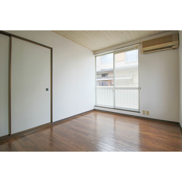 居室・リビング　同じ建物の別のお部屋