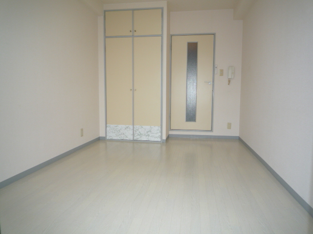 居室・リビング　白基調のキレイなお部屋です