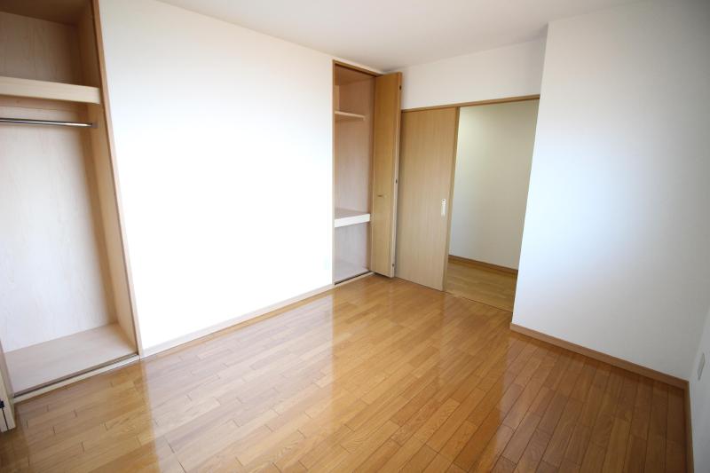 その他部屋・スペース　洋室6帖（玄関側洋室・2か所収納あり）