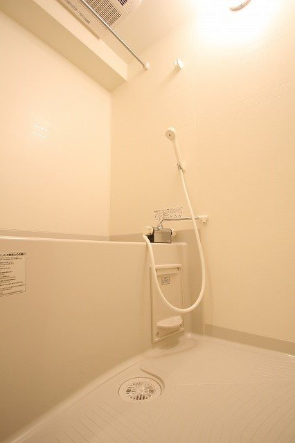 バス・シャワールーム　同物件、別号室のものです。