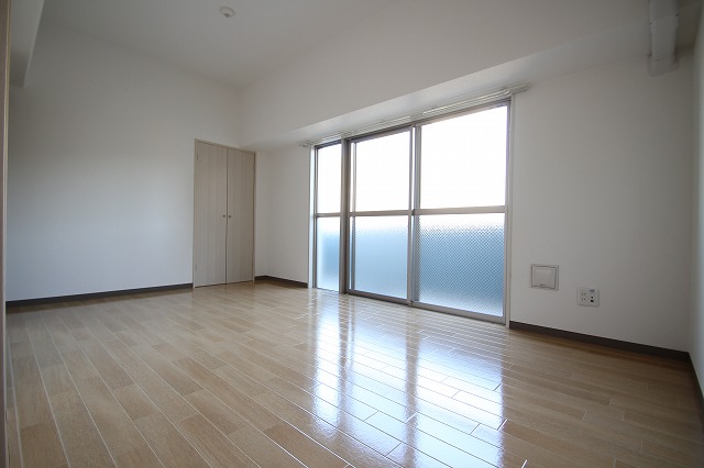 居室・リビング　同物件、別号室のものです。