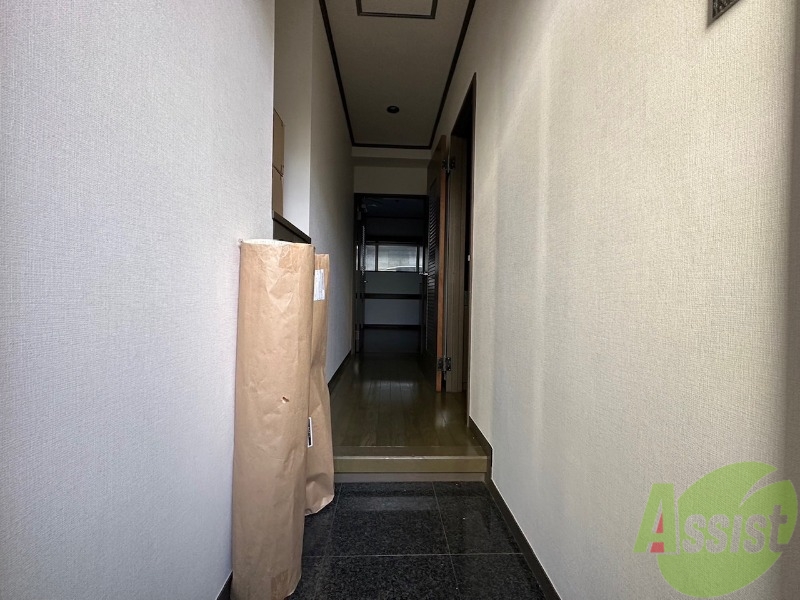 玄関　玄関から見た景色です！お部屋まで行きやすそうですね！