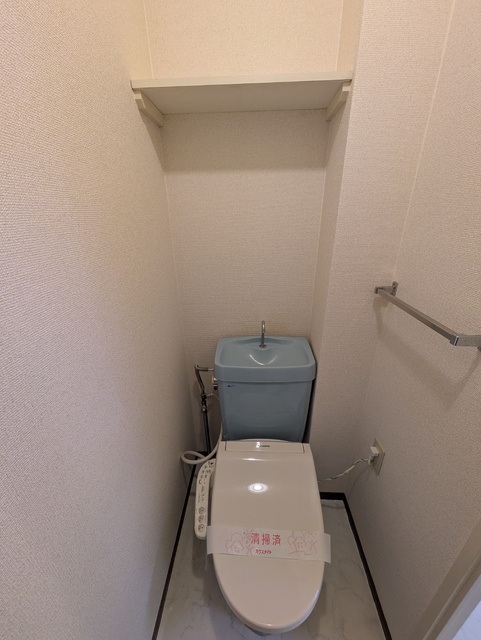 トイレ　☆便利な収納棚付きのトイレ☆