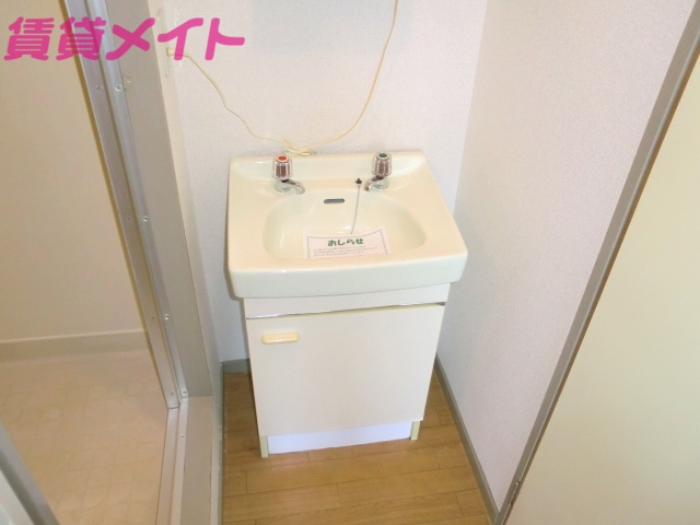 洗面設備　同型参考写真