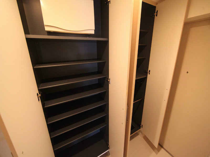 玄関　玄関　シューズボックス付（収納充実してます）