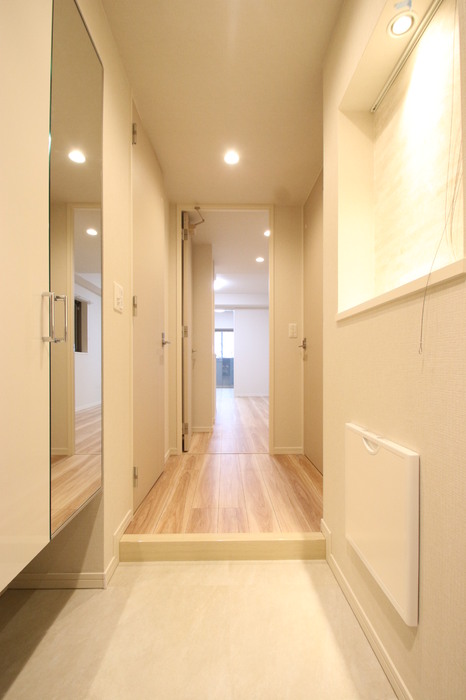 玄関　301玄関、シューズボックス\r<br>※写真はモデルルームです