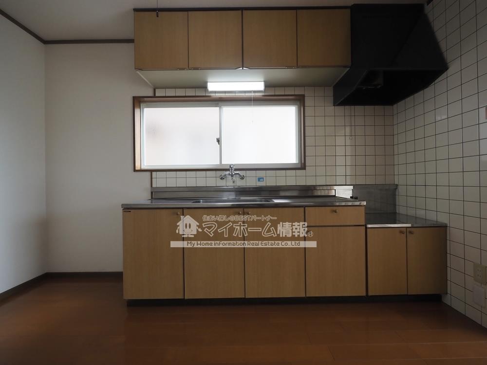キッチン　※内観写真はB101号を引用しており、内装が異なる場合がござ