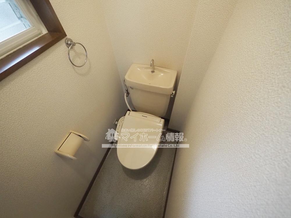 トイレ　※内観写真はB101号を引用しており、内装が異なる場合がござ