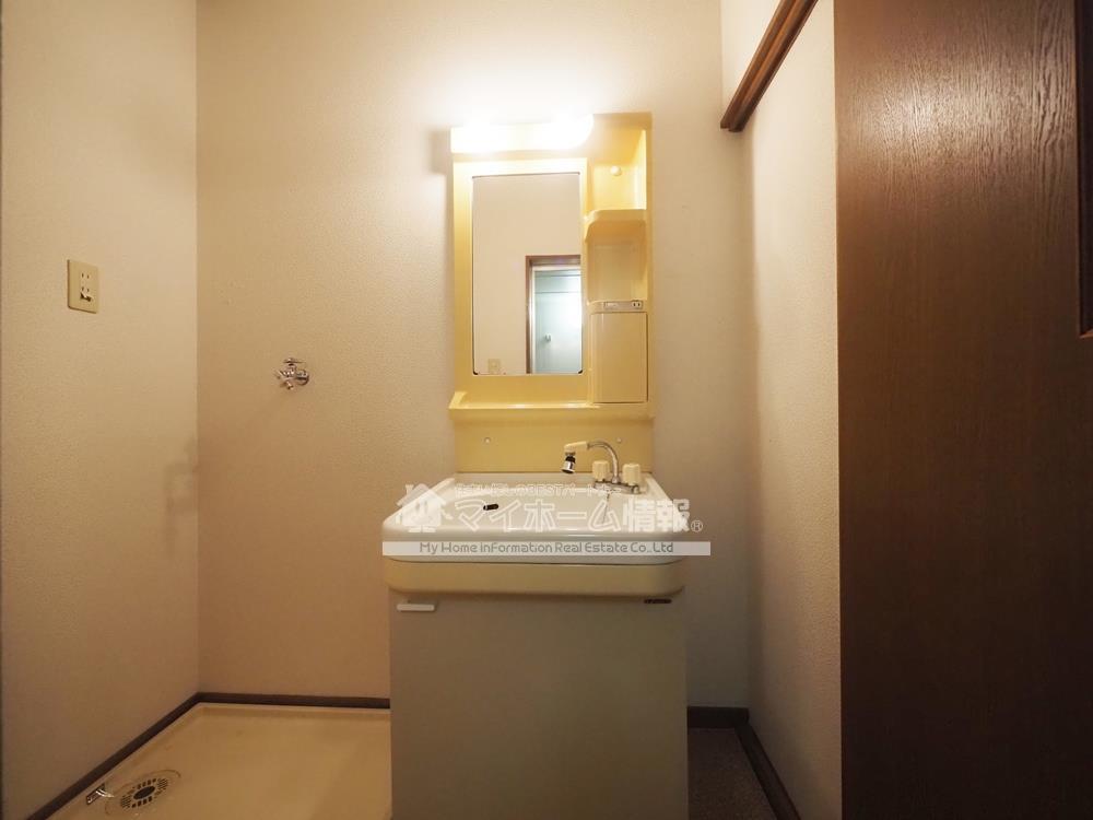 洗面設備　※内観写真はB101号を引用しており、内装が異なる場合がござ