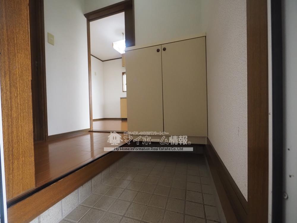 玄関　※内観写真はB101号を引用しており、内装が異なる場合がござ