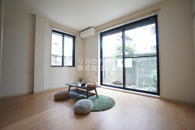 居室・リビング　明るい２面採光の洋室！風通しももちろん良好！