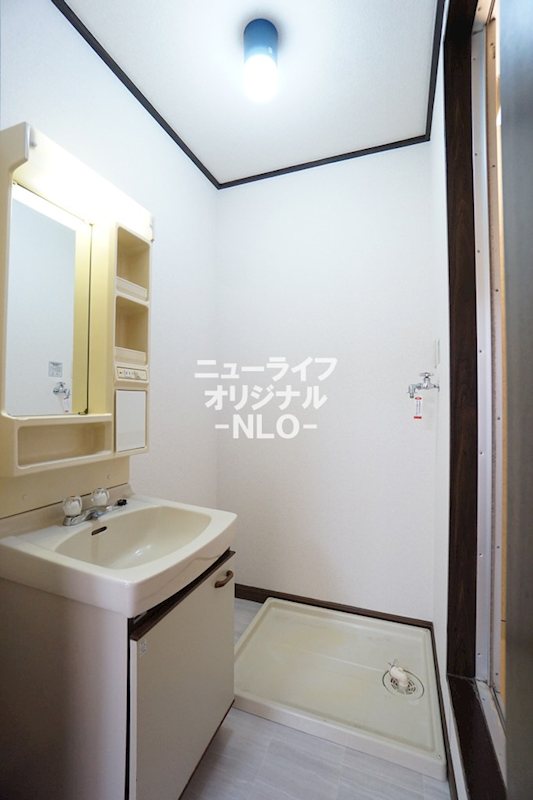 洗面設備　独立洗面台で朝の支度もスムーズに☆洗濯機置場には防水パン設置