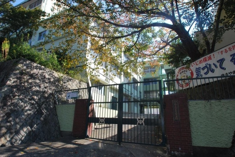 中学校　神戸市立雲雀丘中学校（中学校）まで1397m