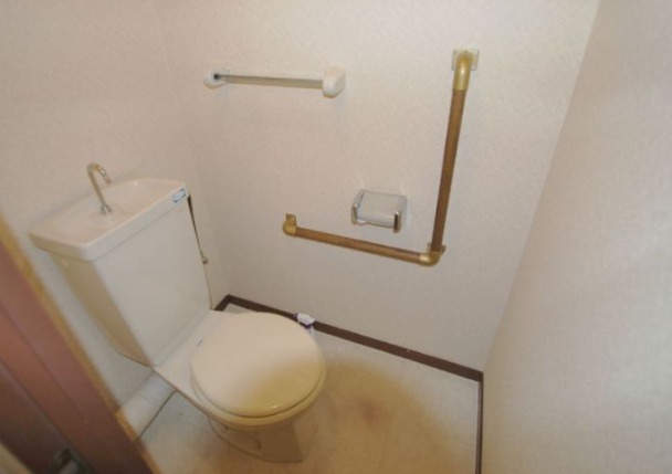 トイレ　バストイレ別です。