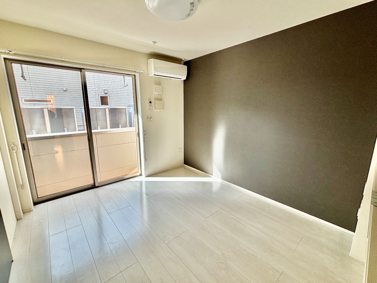 居室・リビング　リビング部分・収納付きで日当たり良好です♪