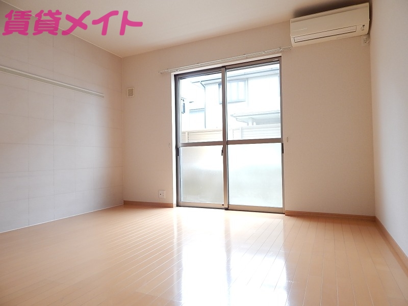 居室・リビング　同物件別室写真