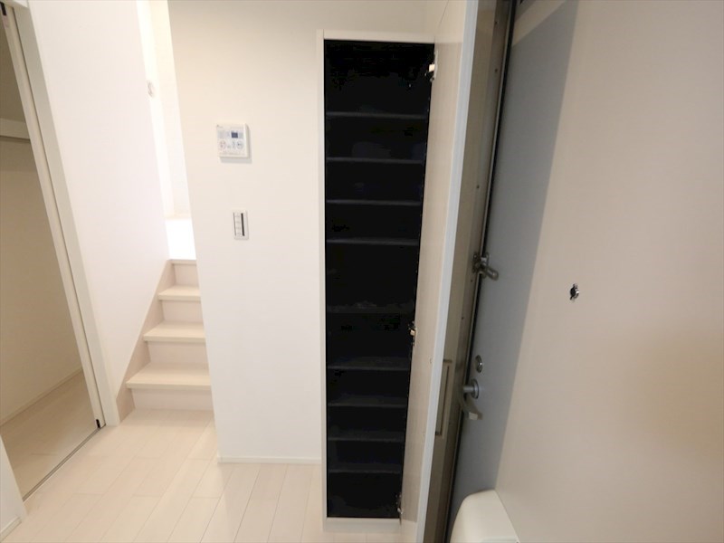 玄関　玄関　シューズボックス付（収納充実してます）