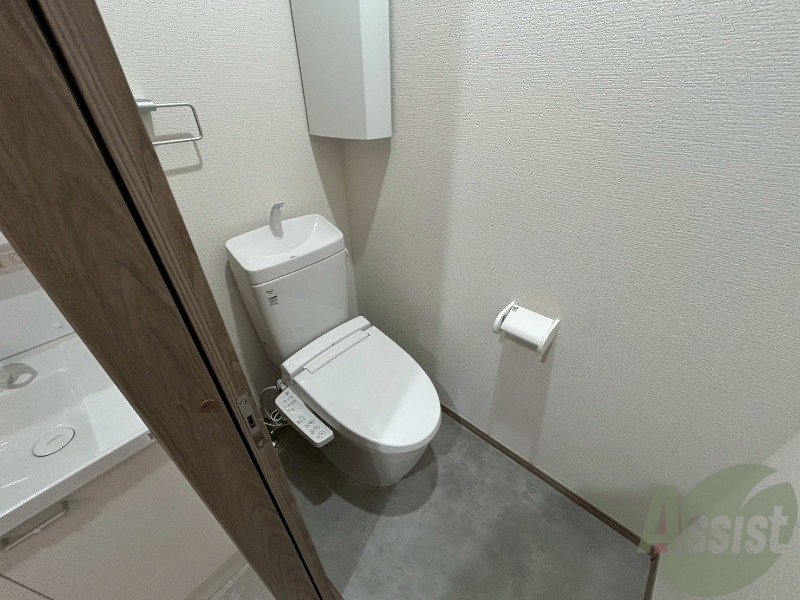 トイレ　お手洗いは嬉しいウォシュレット機能付きです。