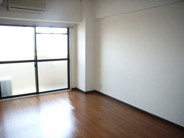 居室・リビング　同物件別号室のものです。