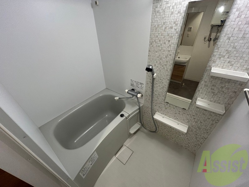 バス・シャワールーム　バスルームは狭すぎず、シャワーも浴びやすそうです。