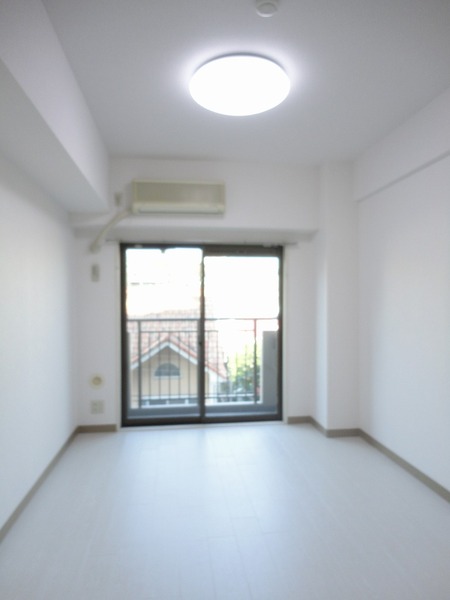 居室・リビング　落ち着いた色合いの床材を使用したリビング