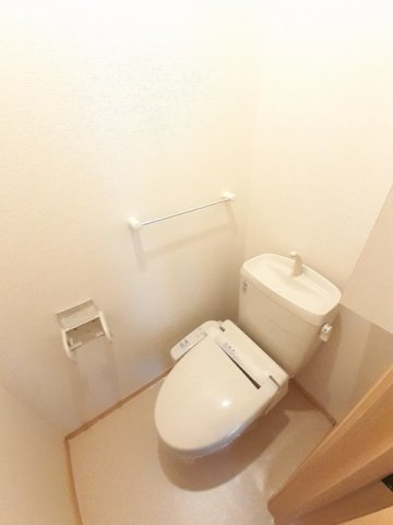 トイレ　落ち着いた色調のトイレです