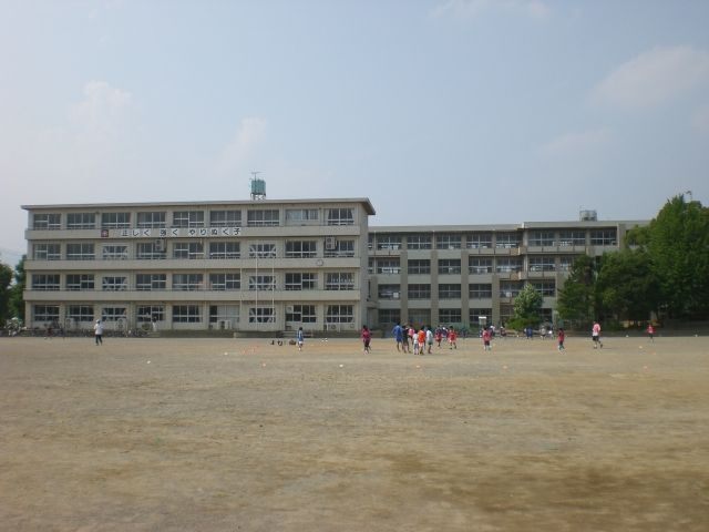 小学校　大垣市立宇留生小学校（小学校）まで689m