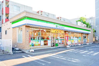 コンビニ　ファミリーマート札幌平岸4条店（コンビニ）まで124m