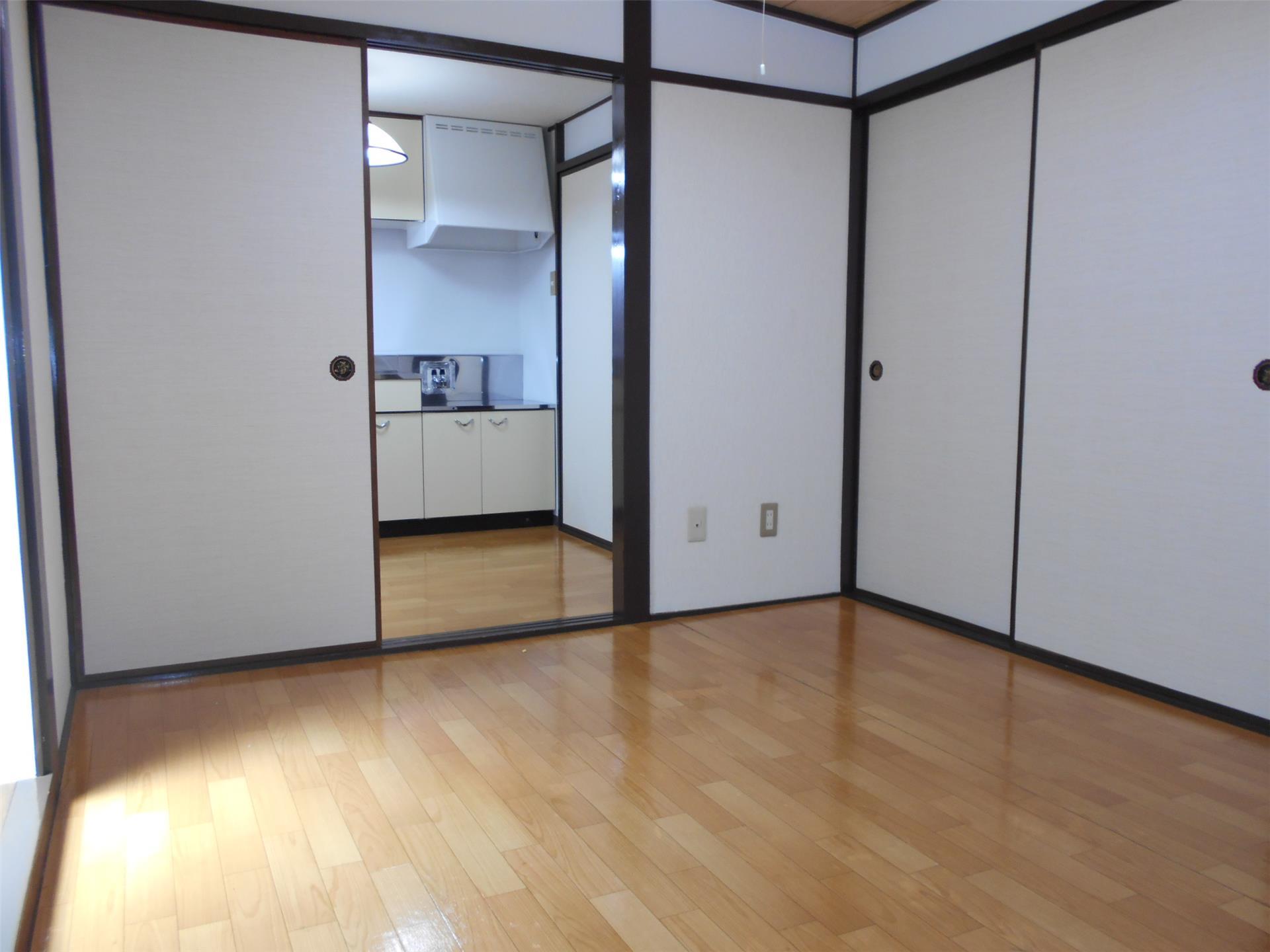 居室・リビング　フローリングで過ごしやすい室内♪