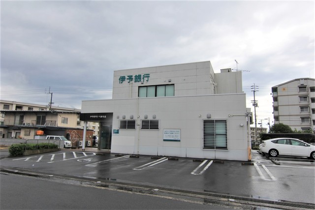 銀行　伊予銀行牛渕支店（銀行）まで1200m