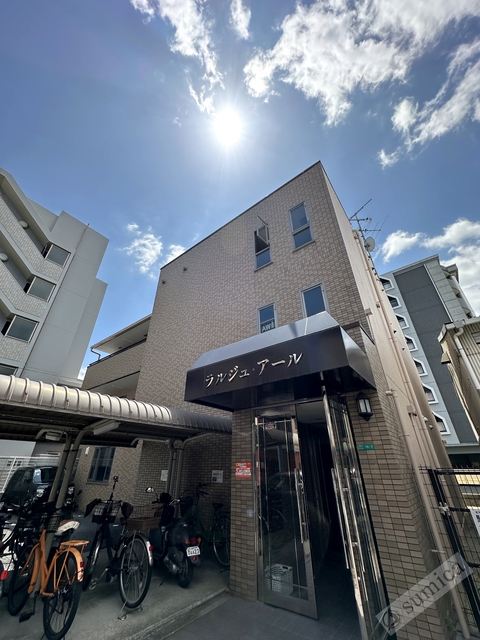 建物外観　駅まで徒歩３０秒の好立地♪♪