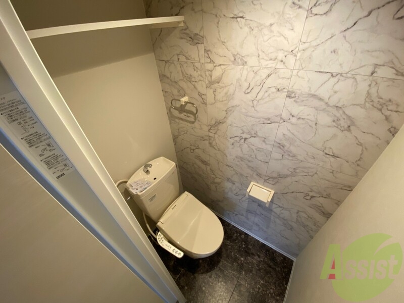 トイレ　トイレの上には物を置くスペースもあるので便利です。
