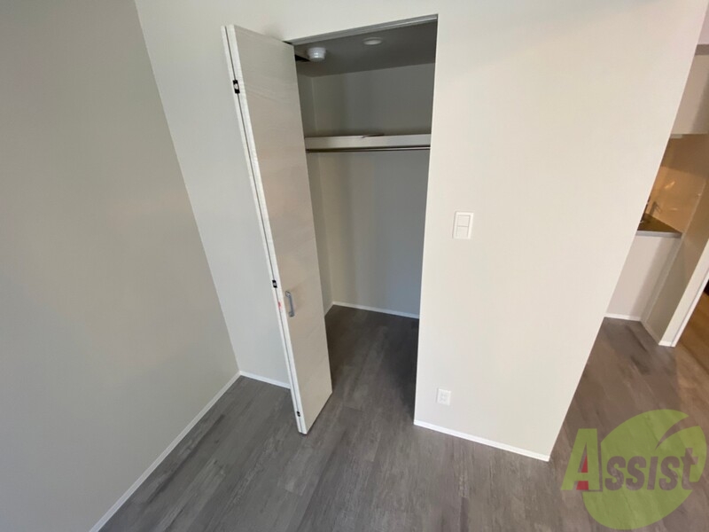 収納　こちらの収納にはハンガーをかけて服もしまえますね。