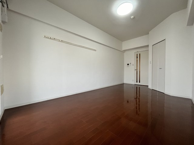 居室・リビング　同物件、別号室のものです。