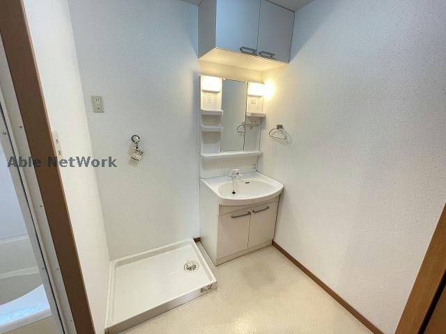 洗面設備　※同物件別部屋の写真です。