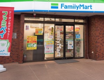 コンビニ　ファミリーマート（コンビニ）まで94m