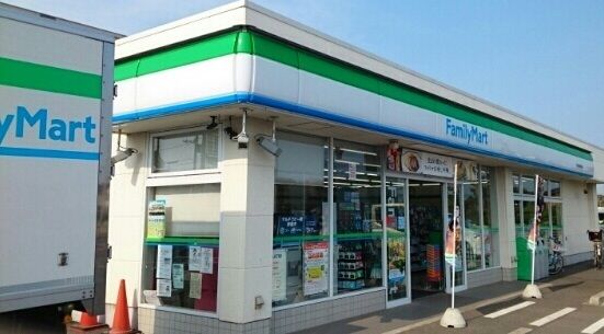 コンビニ　ファミリーマート（コンビニ）まで970m