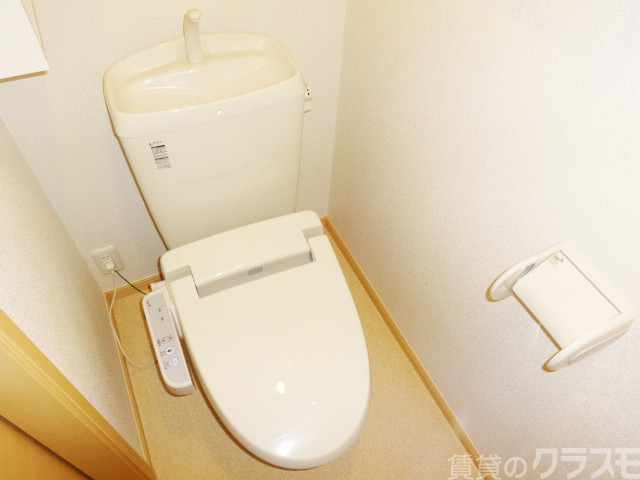 トイレ　便利な温水洗浄便座でキレイサッパリ♪