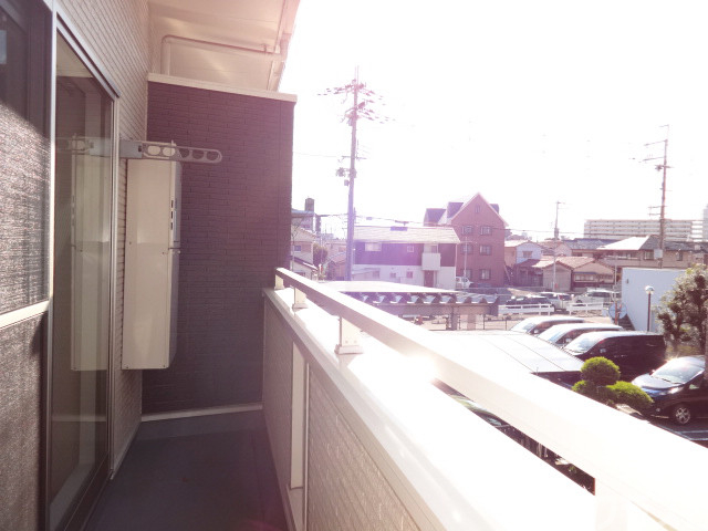 バルコニー　バルコニーは西向きの為、陽のあたる時間が長く冬でも暖かいです