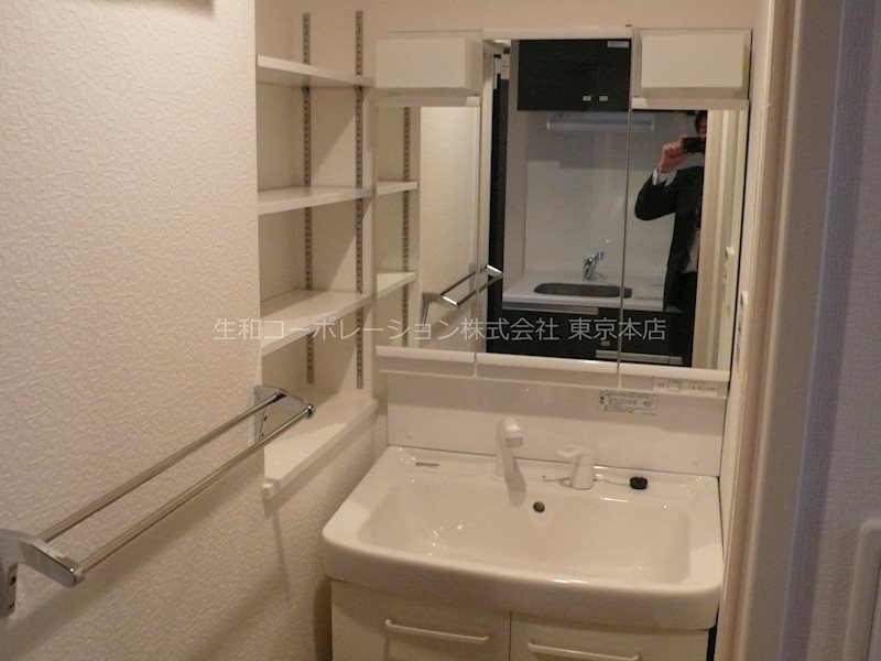 洗面設備　三面鏡付シャンプードレッサー　収納豊富です。