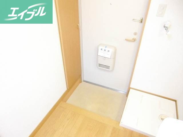 玄関　別のお部屋の写真です。実際とは異なります。