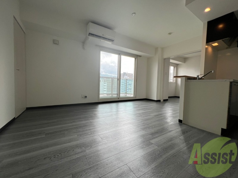 居室・リビング　フロアタイルと壁のカラーが明るい雰囲気ですね！