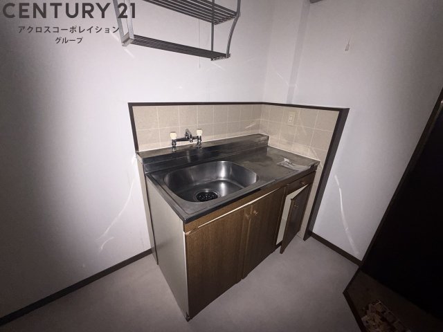 キッチン　上部に棚があり使いやすいです